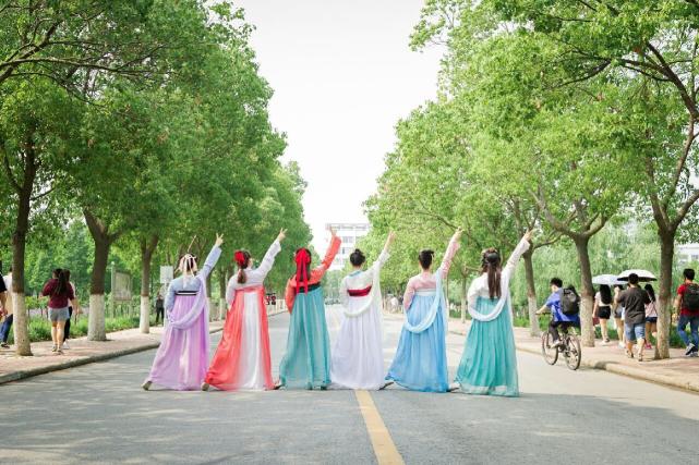 大学情侣穿汉服拍摄毕业照，郎情妾意虐了“单身狗”