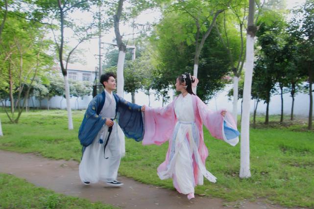 大学情侣穿汉服拍摄毕业照，郎情妾意虐了“单身狗”