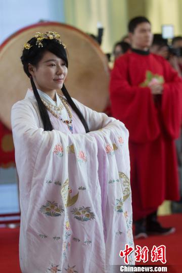 “三月三日天气新，秦淮水边多丽人”，南京大报恩寺里汉服美女重现三千年上巳女儿节祭礼。 泱波 摄