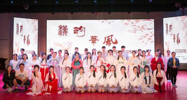大学情侣穿汉服拍摄毕业照，郎情妾意虐了“单身狗”