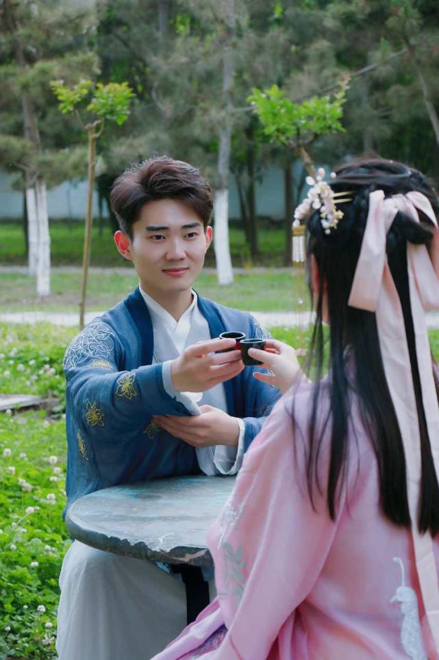 大学情侣穿汉服拍摄毕业照，郎情妾意虐了“单身狗”