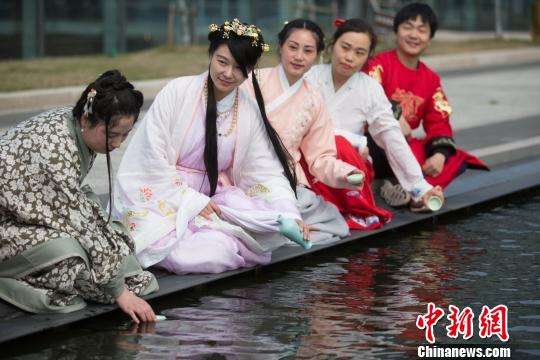 “三月三日天气新，秦淮水边多丽人”，南京大报恩寺里汉服美女重现三千年上巳女儿节祭礼。 泱波 摄