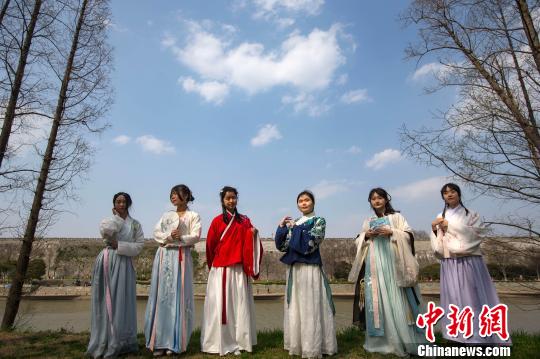 “三月三日天气新，秦淮水边多丽人”，南京大报恩寺里汉服美女重现三千年上巳女儿节祭礼。 泱波 摄